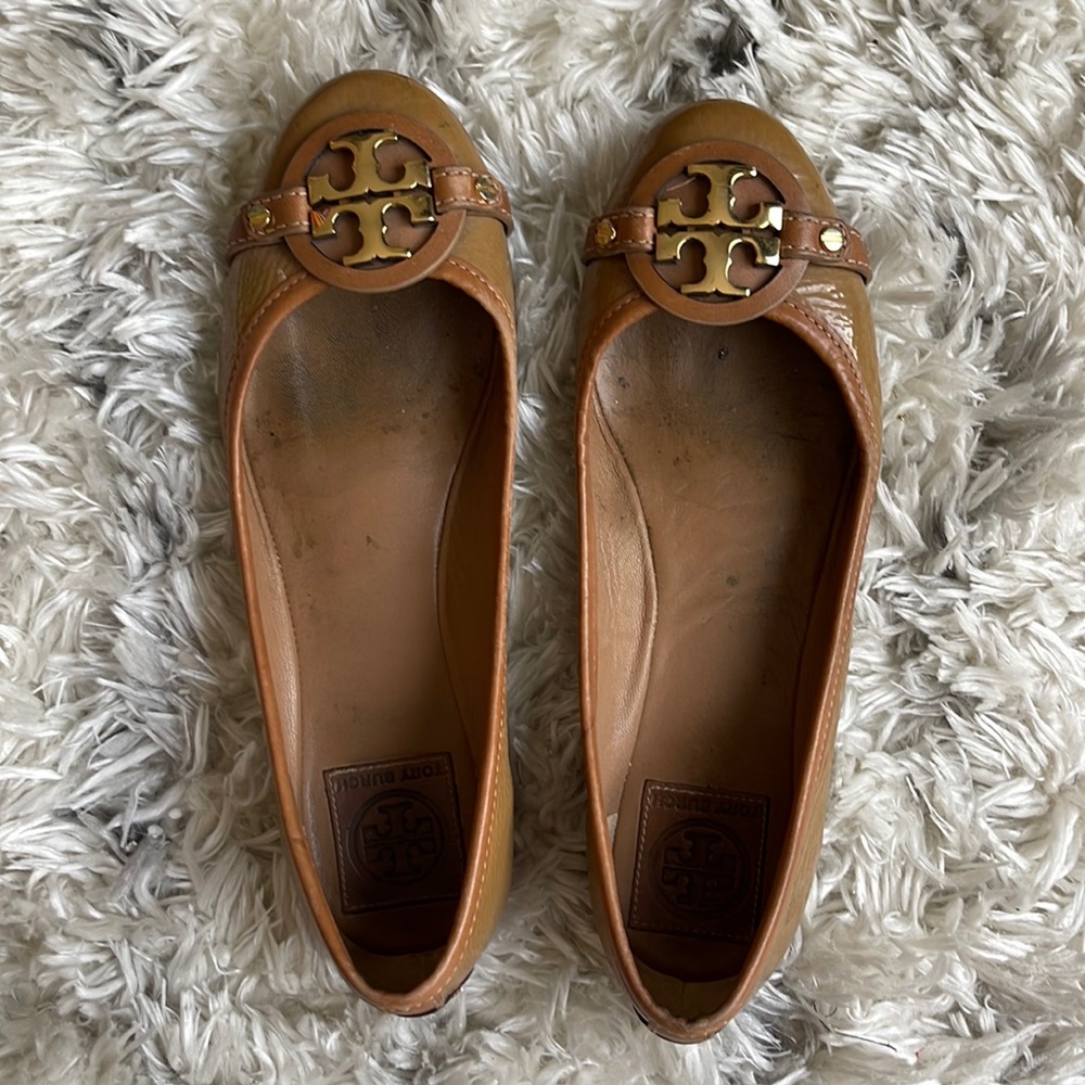 Tan Patent leather Tory Burch ballet flats with gold detail - size: 8